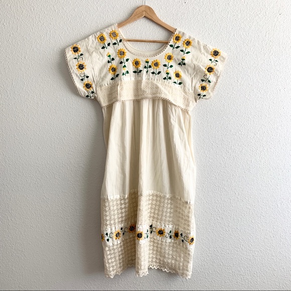 Dresses & Skirts - Darling Vintage Summer Embroidered Dress